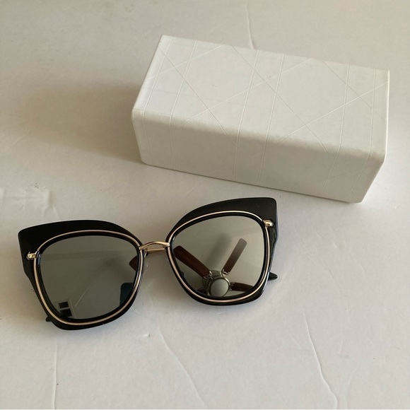 Accessories - New Thick Frame Cat Eye Sunglasses Black & Gold